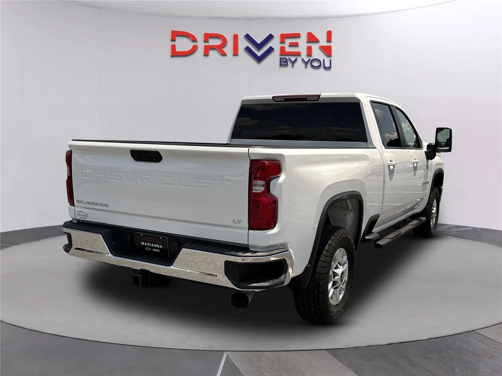 Used 2025 Summit White Chevrolet LT image 4
