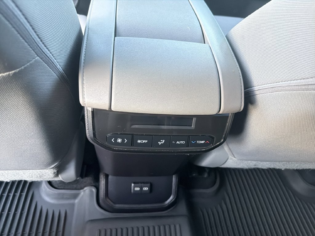 2023 Toyota Highlander L - Photo 23