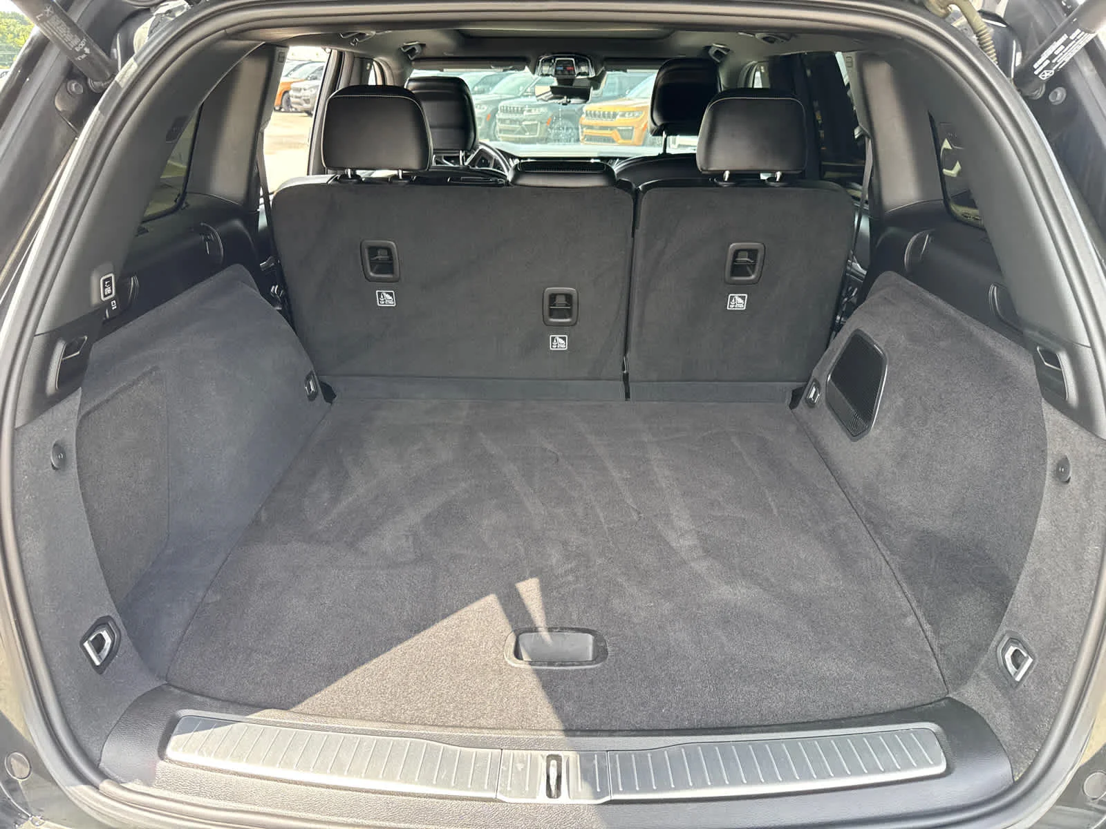 Used 2023 Rocky Mountain Pearlcoat Jeep Overland image 8