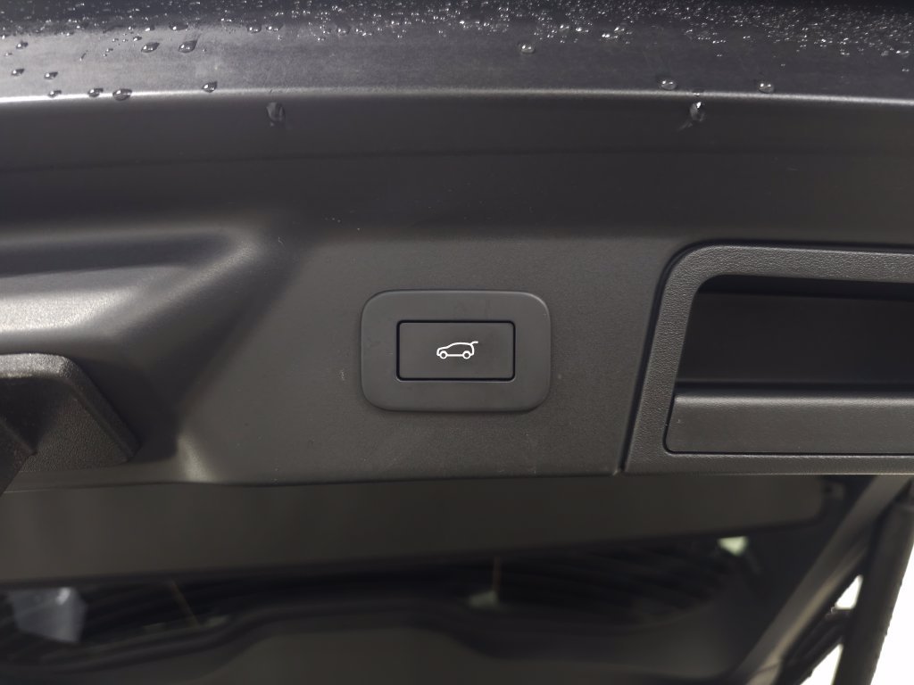 Certified Used 2026 White Land Rover Dynamic SE image 7