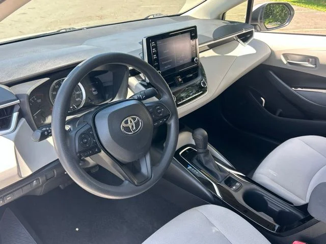 Used 2020 White Toyota LE image 18