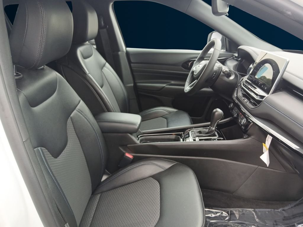 Used 2026 White Jeep Latitude image 17