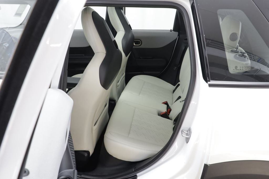 Certified Used 2025 White Metallic MINI Signature Plus image 14