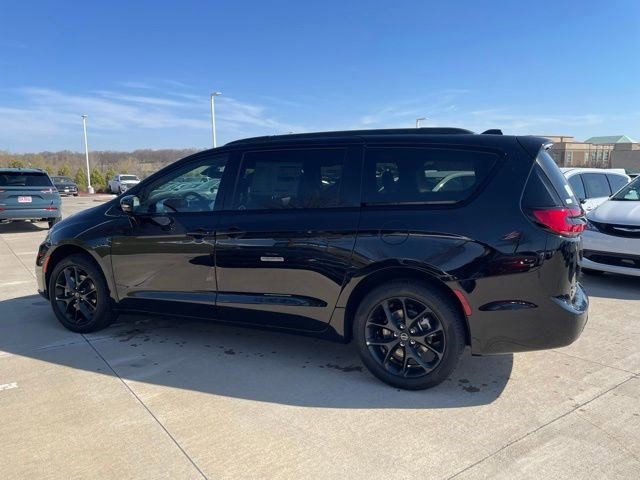 2026 Chrysler Pacifica Limited AWD's photo
