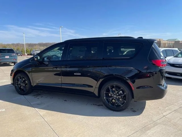 2026 Chrysler Pacifica Limited AWD's photo