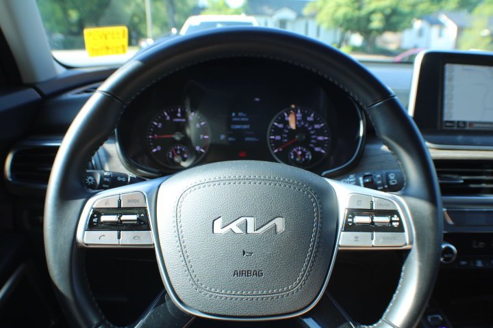Used 2022 Ebony Black Kia EX image 9