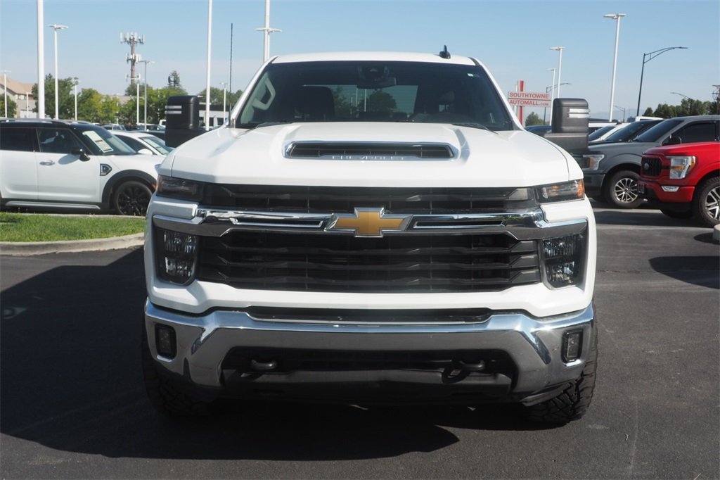 2024 Chevrolet Silverado 2500HD LT photo 2