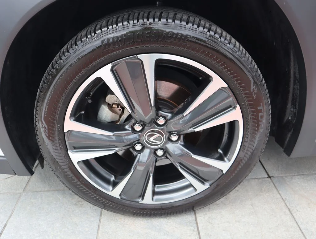 Used 2025 White Lexus 300h image 9