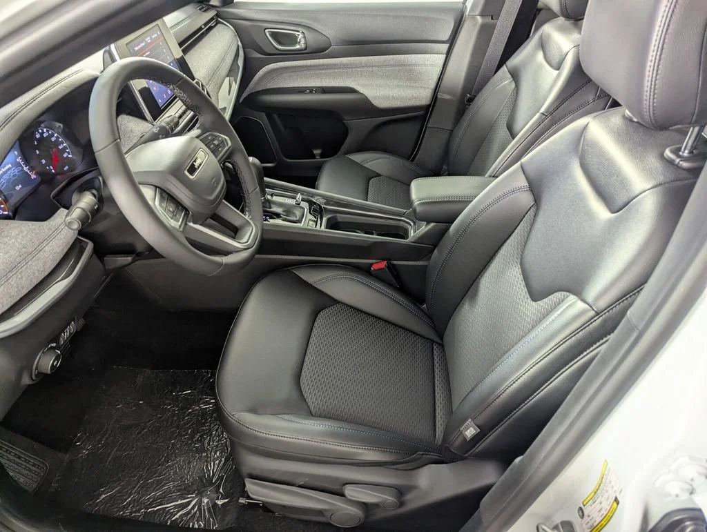 New 2026 Bright White Clear-Coat Exterior Paint Jeep Latitude image 9