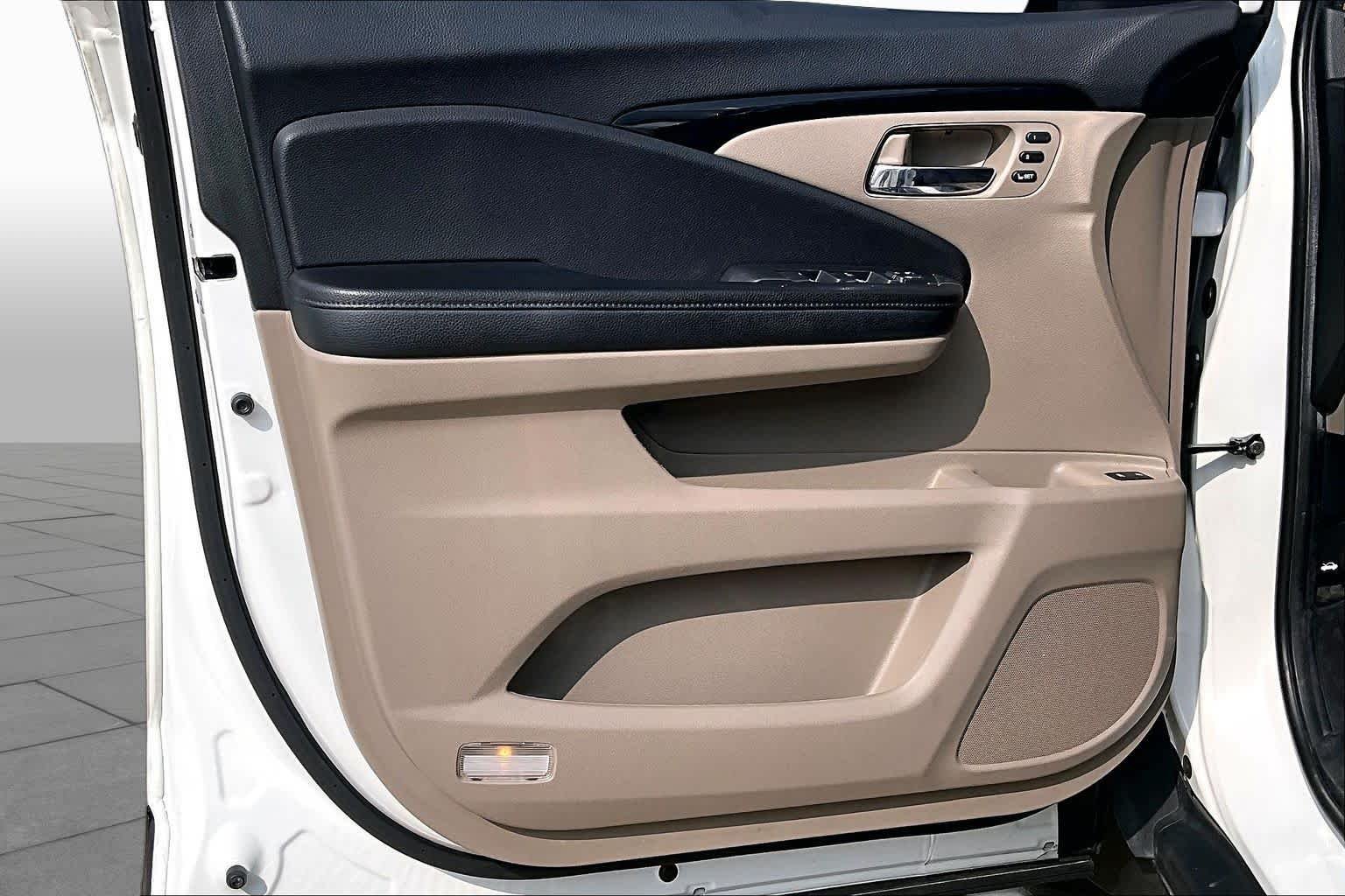 Used 2020 Platinum White Pearl Honda Touring 8-Passenger image 21