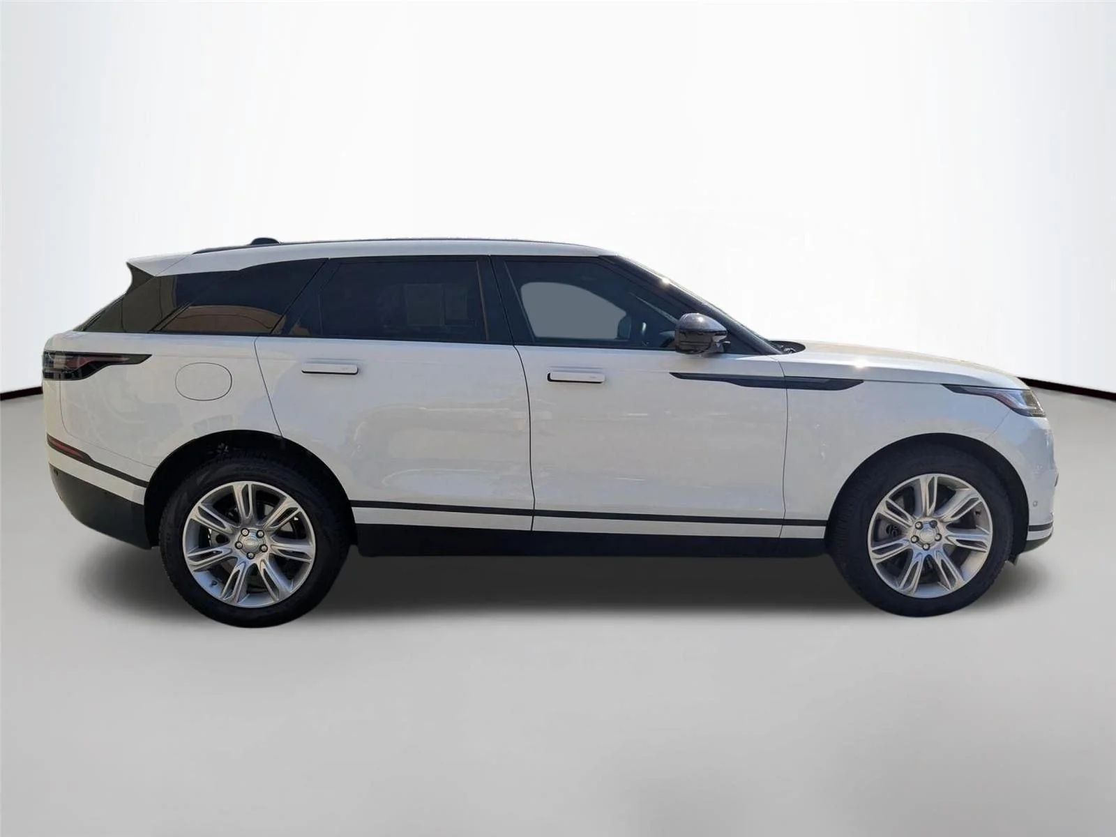 Certified Used 2026 Fuji White Land Rover S image 4