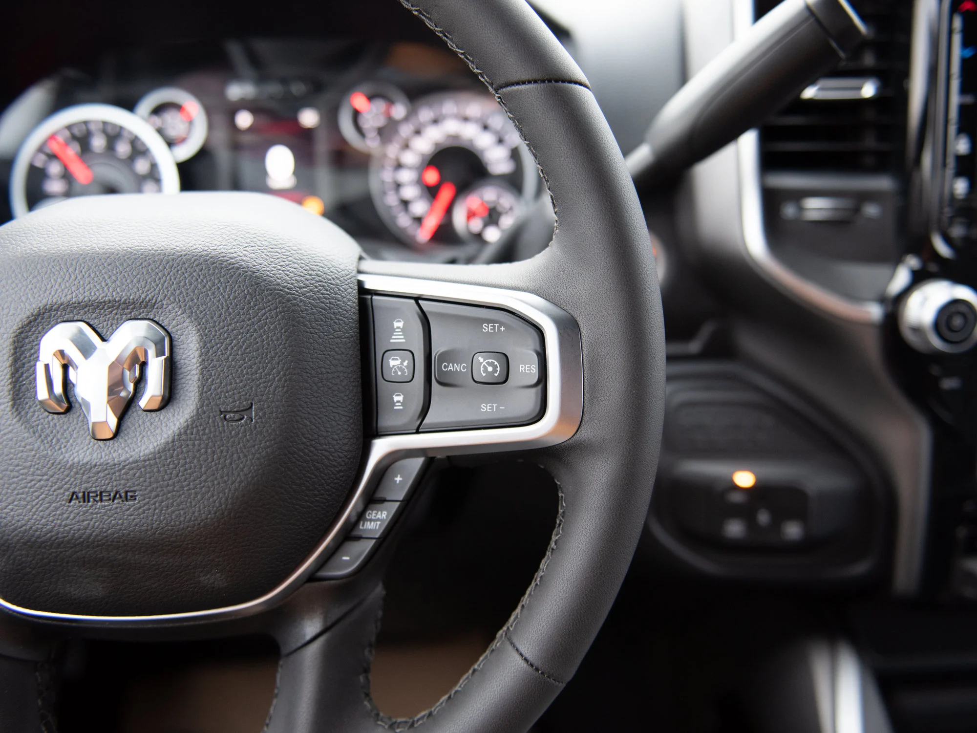 New 2027 White RAM Big Horn* Crew Cab 4x4, 6.4L HEMI V8, Heated Seats/Wheel, Remote Start image 16