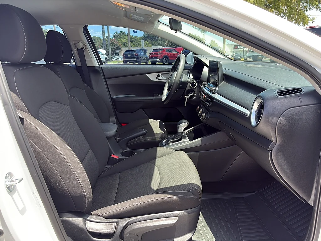 Used 2023 Snow White Pearl Kia  image 16