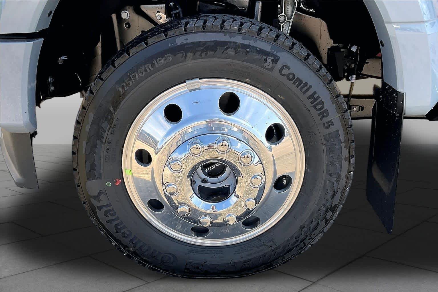 New 2026 Glacier Gray Metallic Tri-Coat Ford F-450® Platinum® image 11