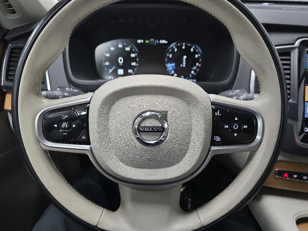 Used 2021 Black Volvo T6 Momentum image 20