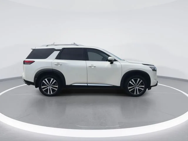 Used 2024 White Nissan Platinum image 9