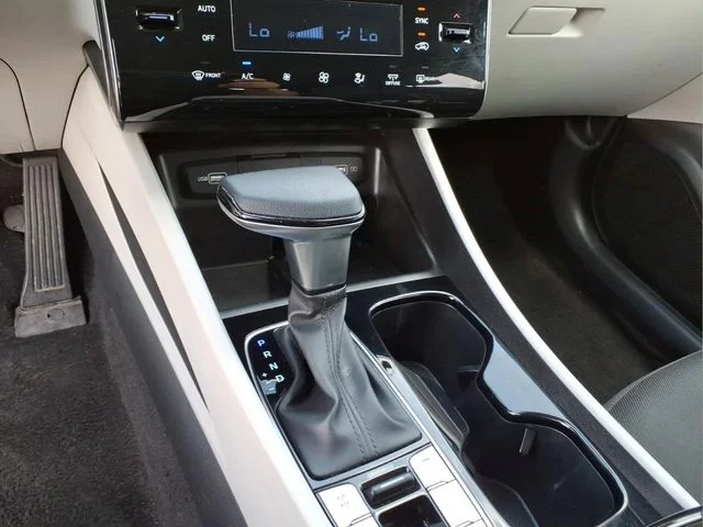 Used 2024 White Hyundai SEL image 22