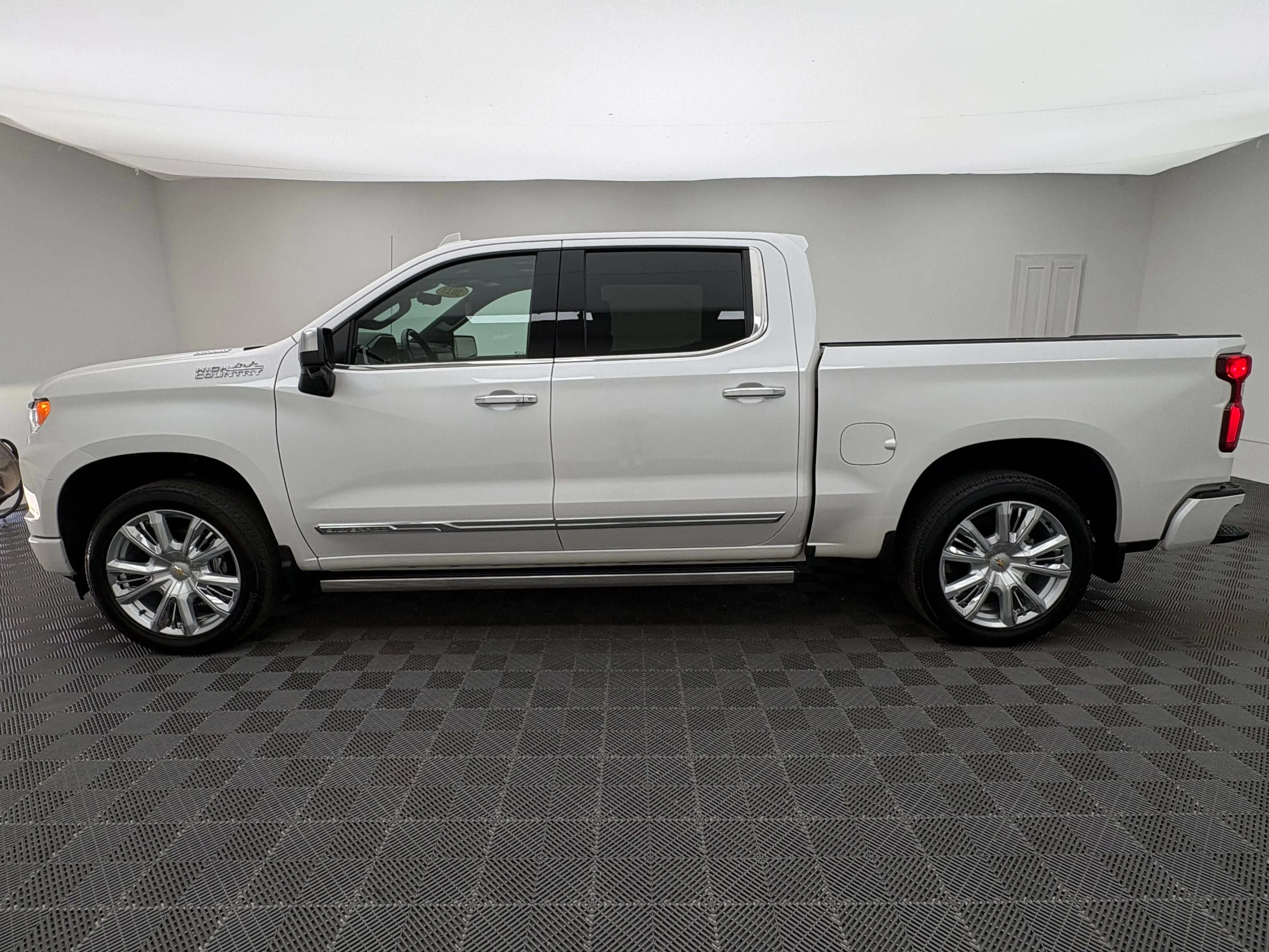 Used 2023 IRIDESCENT PEARL TRICOAT Chevrolet High Country image 14
