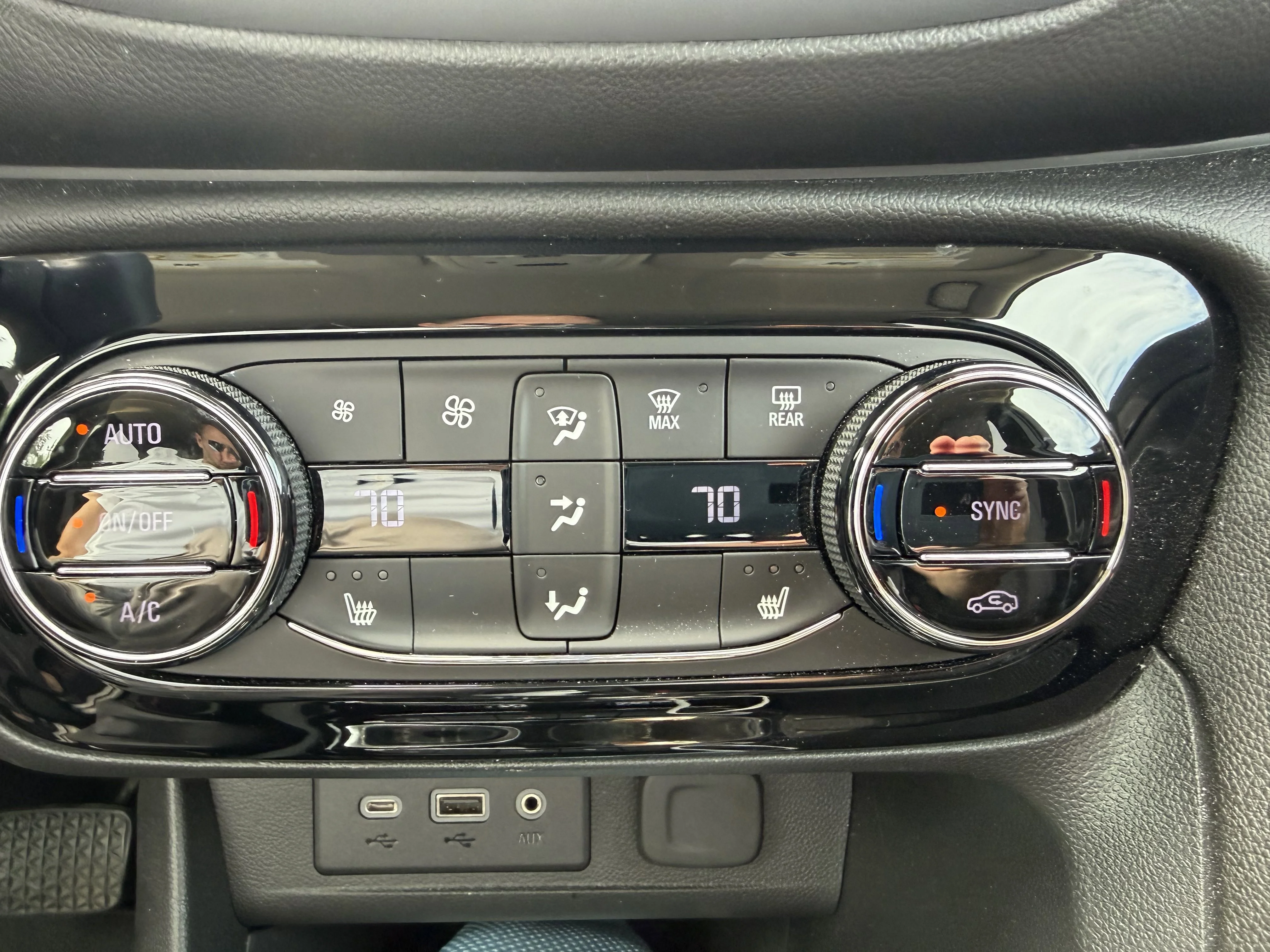 Used 2020 EBONY TWILIGHT METALLIC Buick Essence image 16