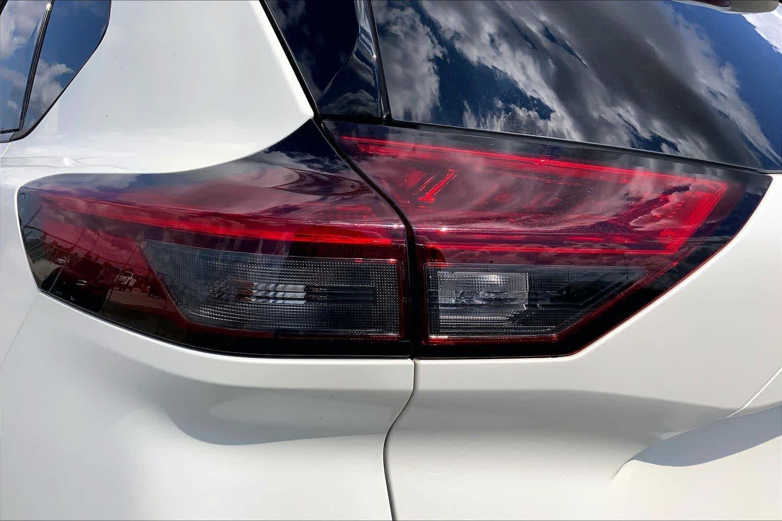Used 2022 Pearl White Tricoat Nissan SL image 28