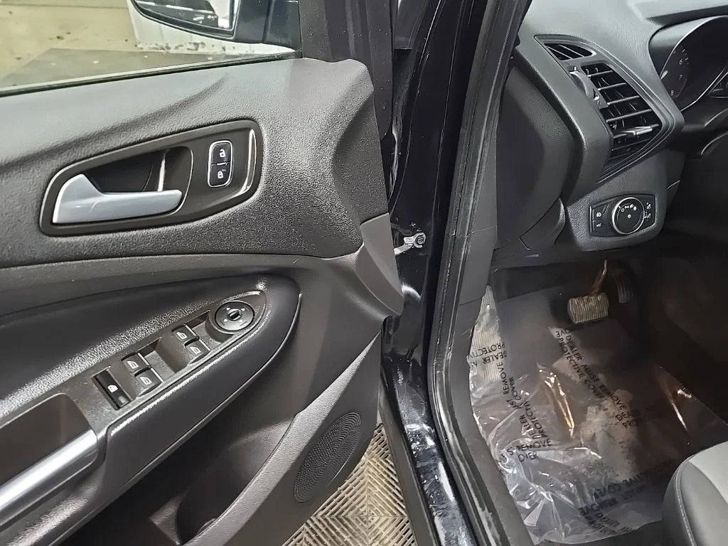 Used 2019 Black Metallic Ford SE image 31