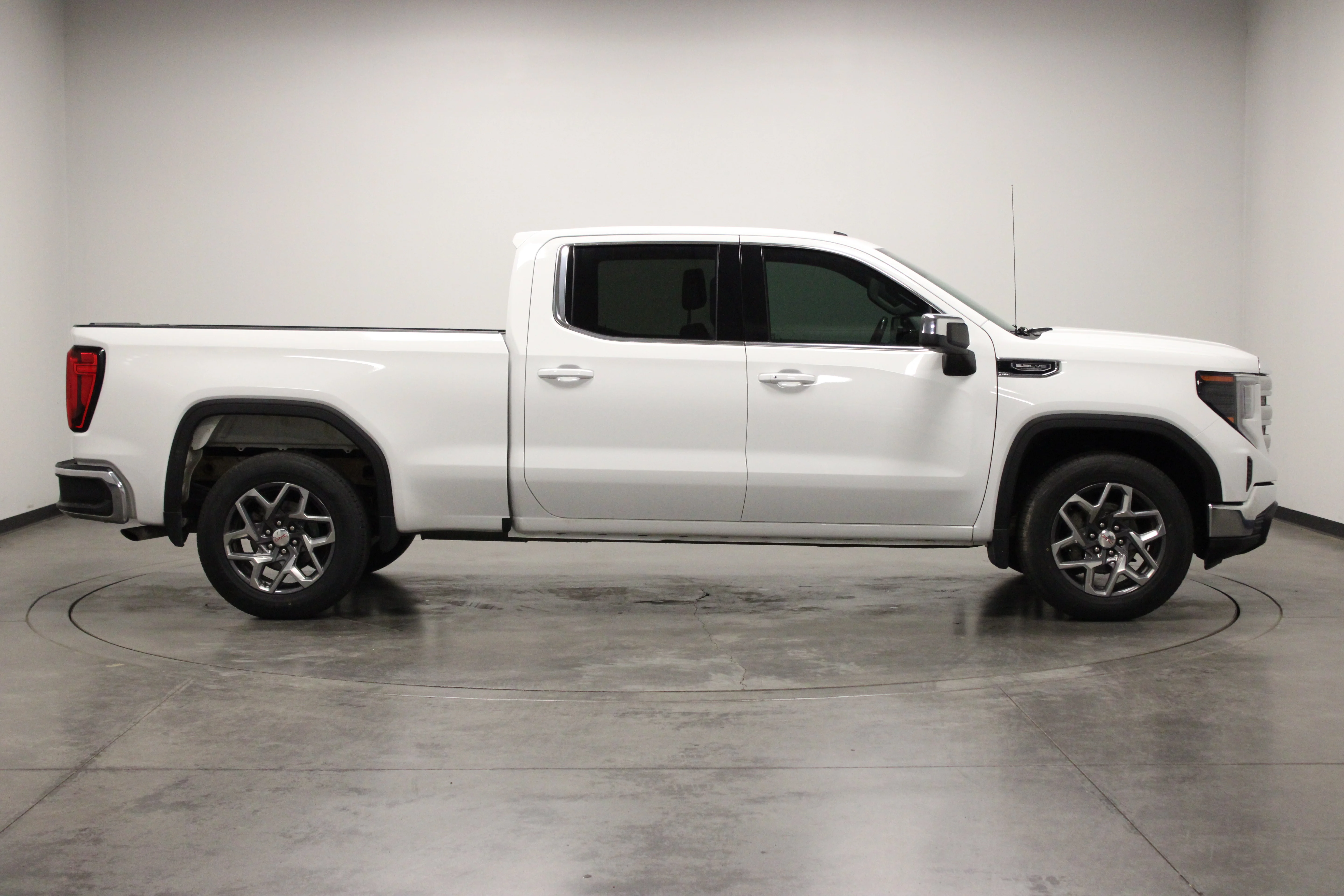 Used 2023 Summit White GMC SLE image 9