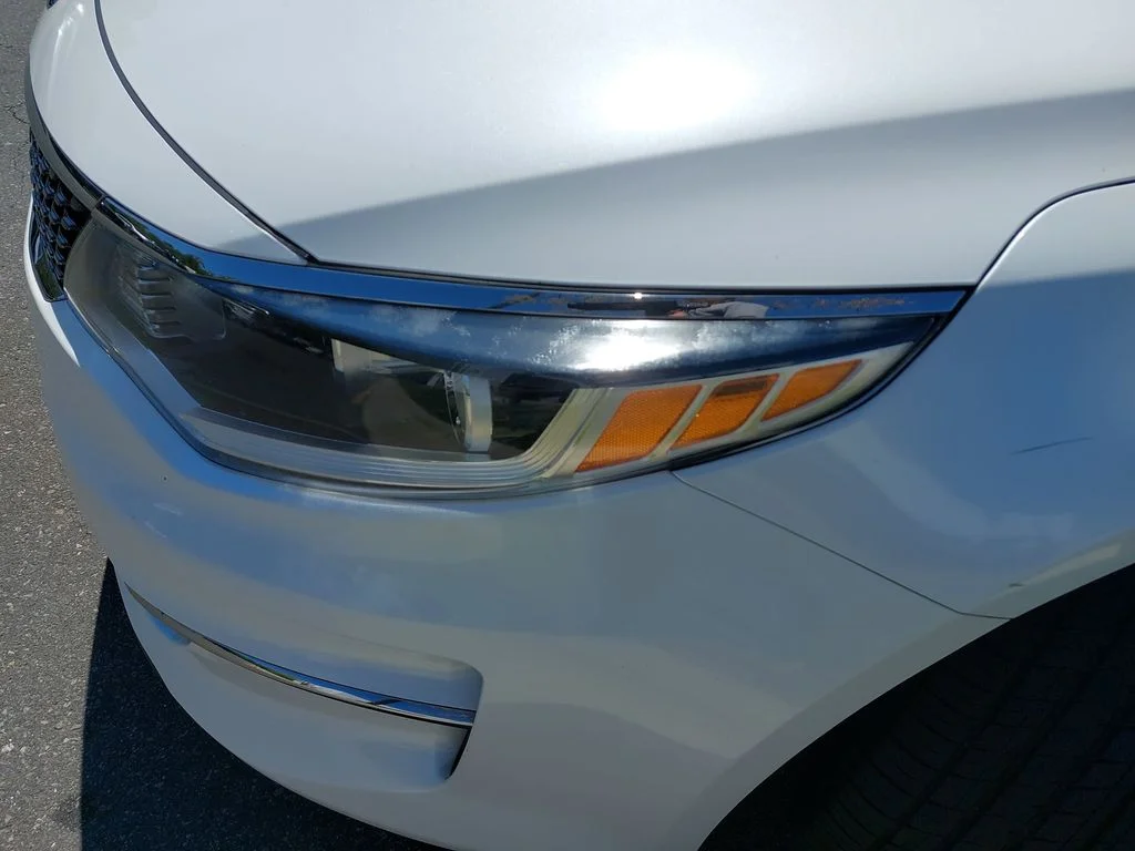 Used 2018 White Kia LX image 28