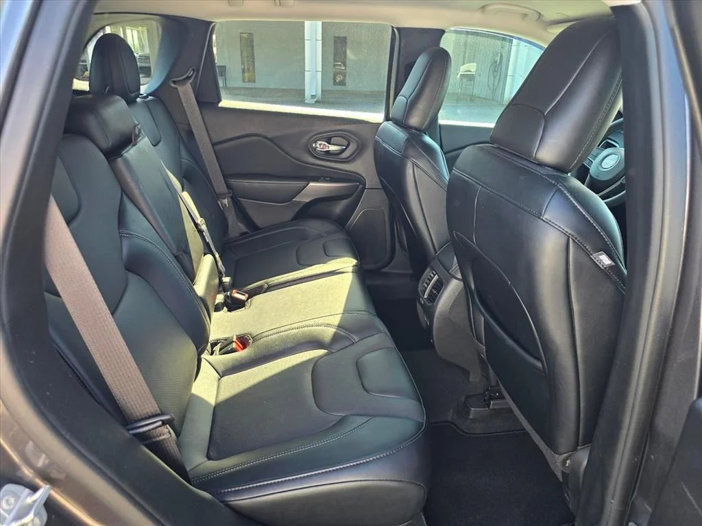 Used 2022 Gray Jeep Latitude Lux image 11