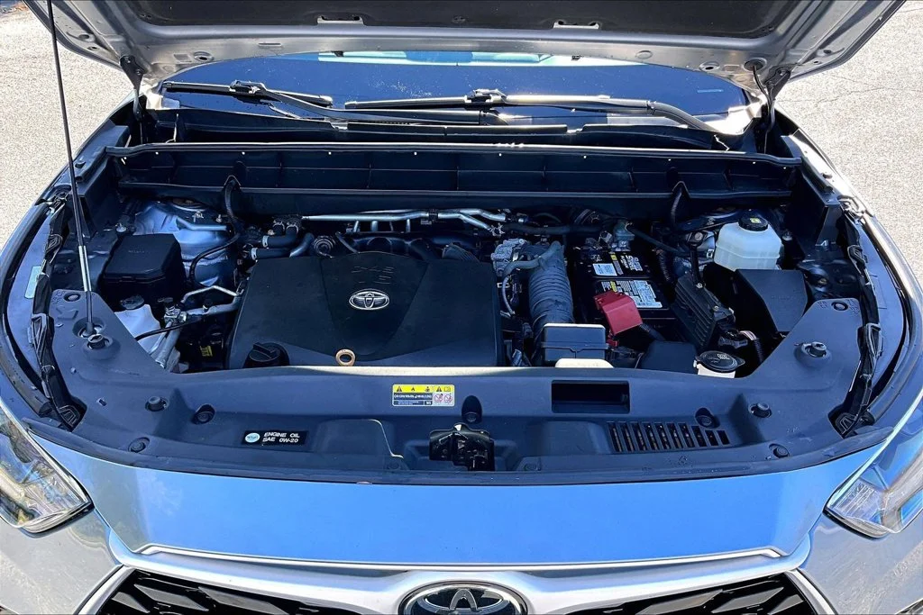 Used 2021 Silver Toyota XLE image 36