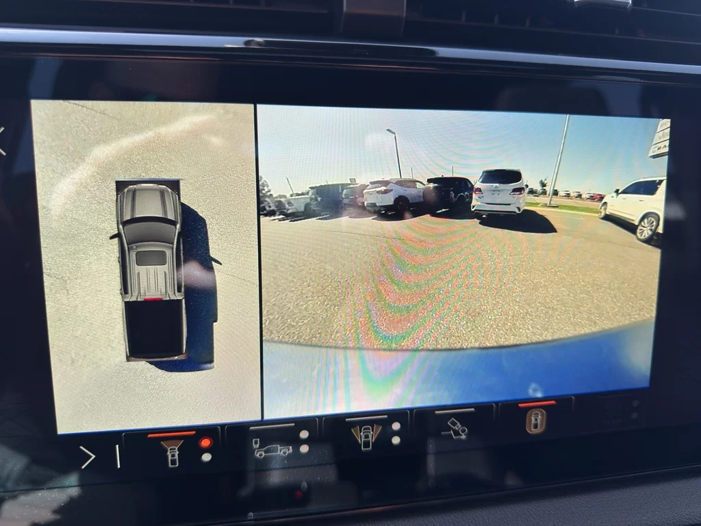 Used 2025 Summit White GMC AT4 image 30