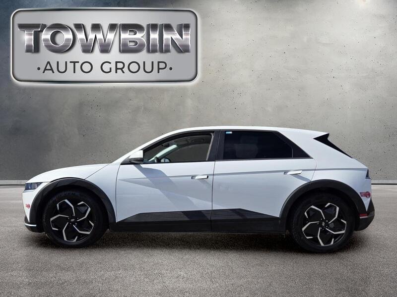 Used 2024 White HYUNDAI SEL RWD image 7
