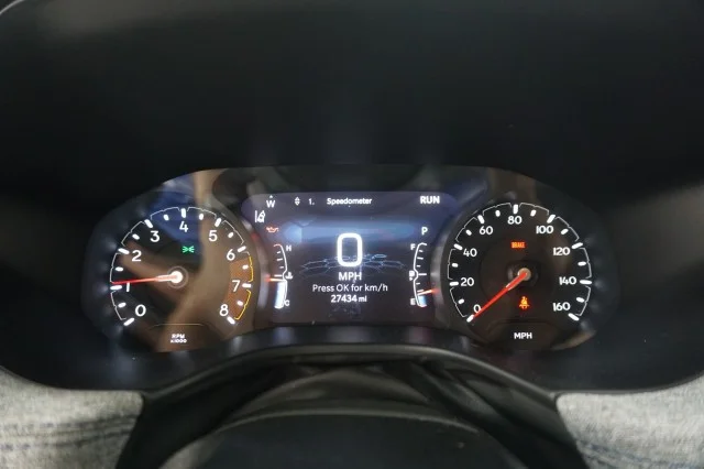 Used 2025 Diamond Black Crystal Pearlcoat Jeep Latitude image 29