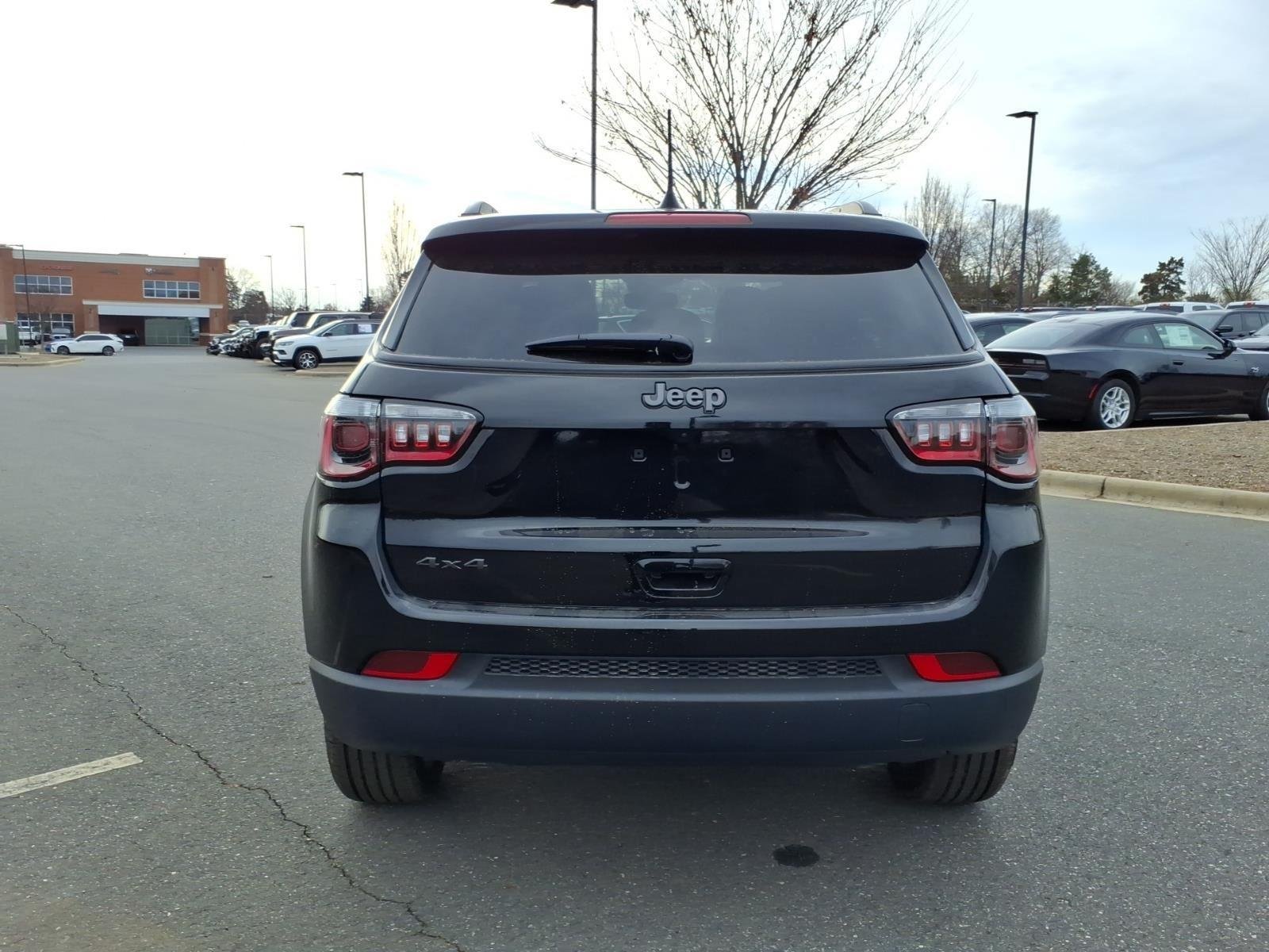 New 2026 Diamond Black Crystal Pearl-Coat Exterior Paint Jeep Latitude Altitude image 26