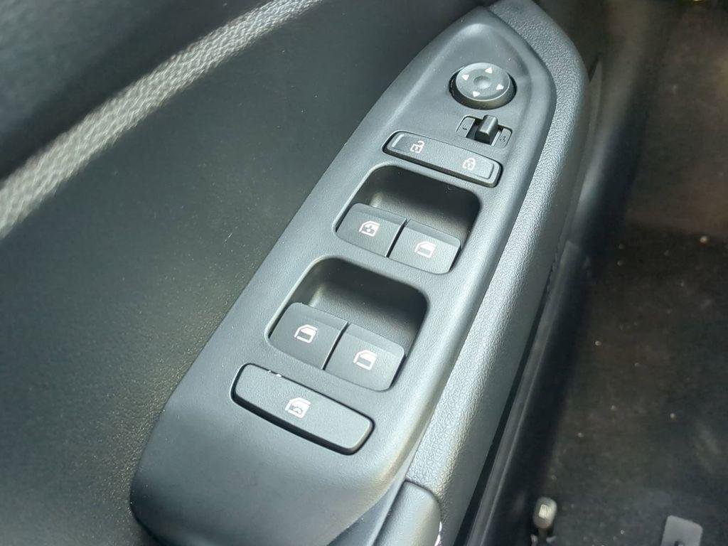 2025 Hyundai Venue Limited - Photo 27