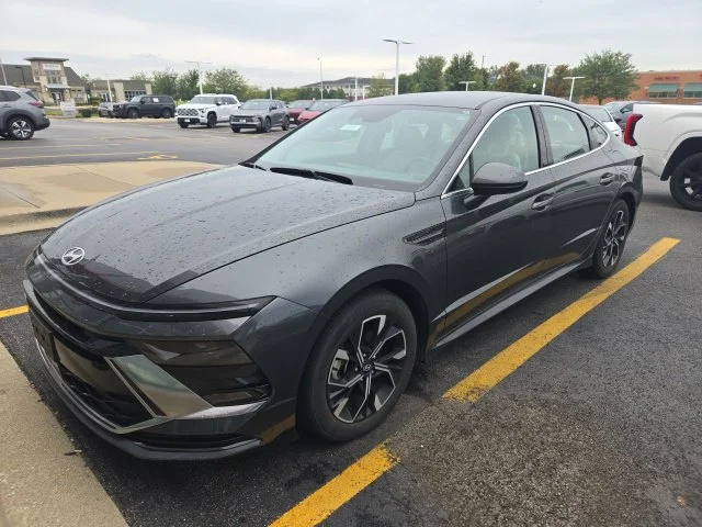 Used 2025 Gray Hyundai SEL image 3