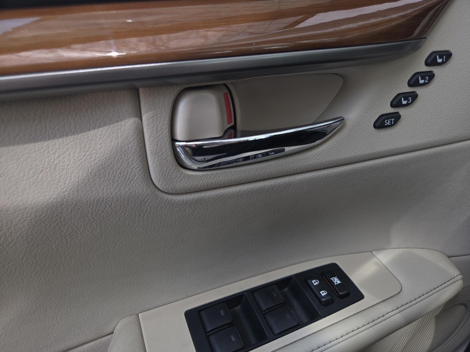 Used 2013 Starfire Pearl Lexus Hybrid image 27