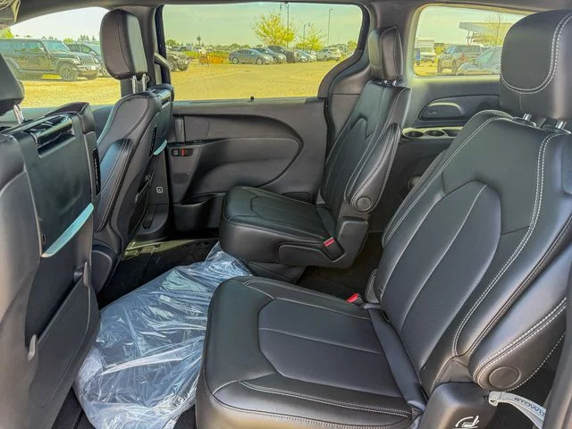 New 2026 Diamond Black Crystal Pearl-Coat Exterior Paint Chrysler Select image 21