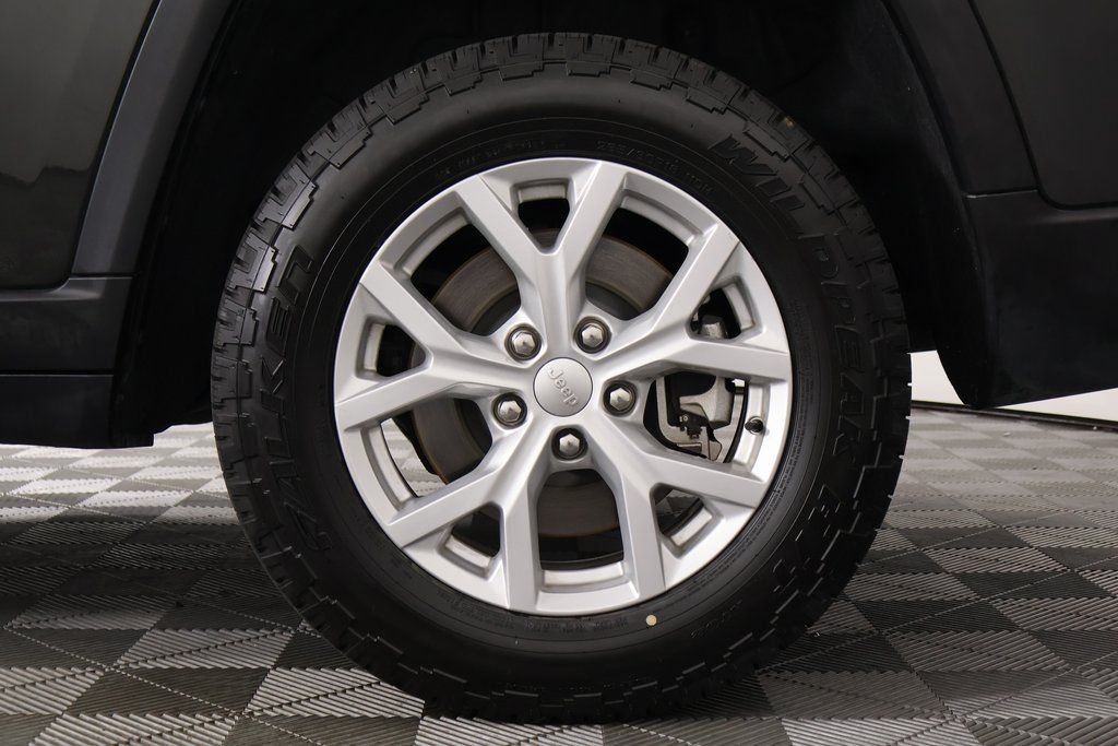 Used 2024 Rocky Mountain Pearlcoat Jeep Limited image 17