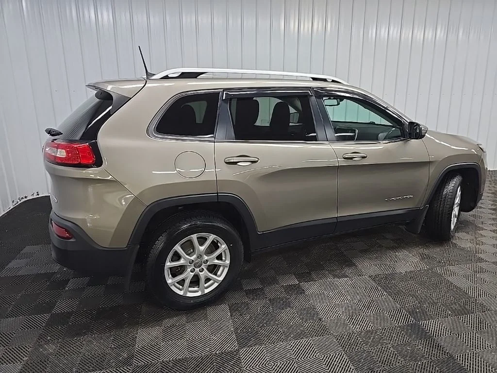 Used 2016 Beige Jeep Latitude image 3