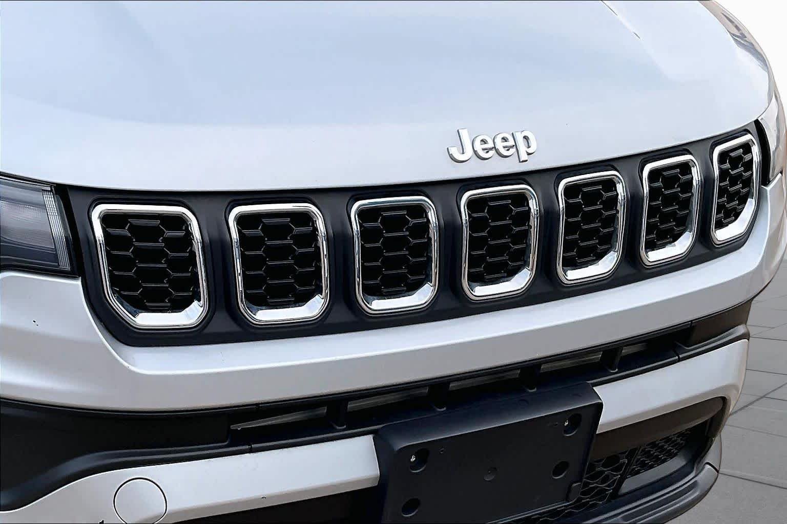 Used 2024 Silver Zynith Metallic Clearcoat Jeep Latitude image 28