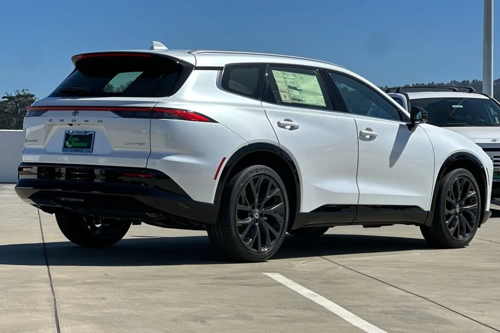 New 2026 Oxygen White <sup>1</sup> Toyota  Limited image 4