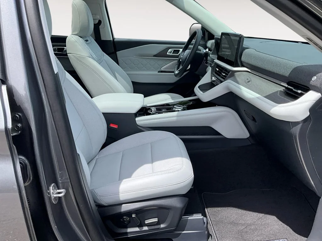 New 2026 CARBONIZED GRAY METALLIC Ford Platinum image 10