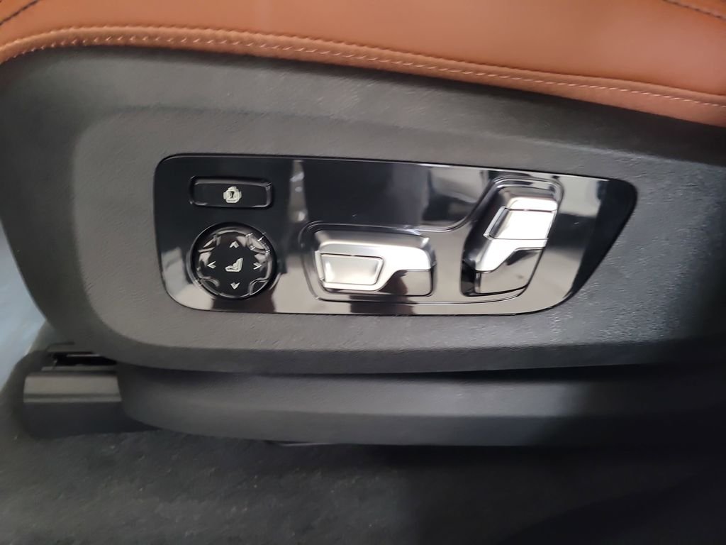 New 2026 Mineral White Metallic BMW sDrive40i image 15