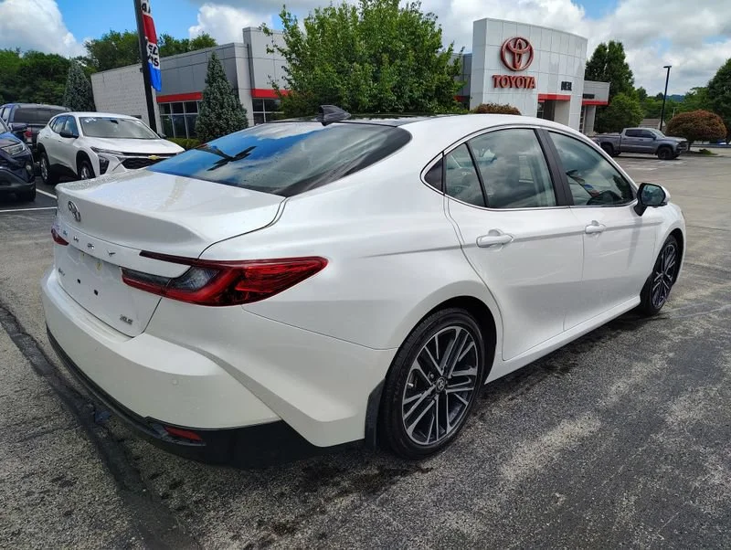 Used 2025 Off-white Toyota XLE image 4