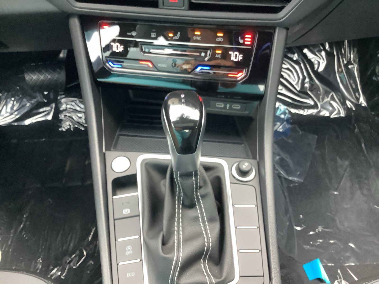 New 2027 OPAL WHITE Volkswagen SE image 15