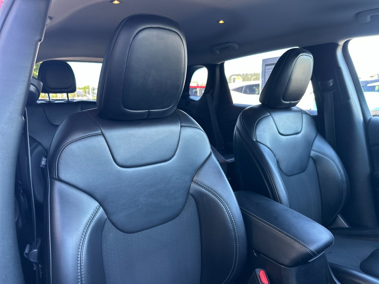 Used 2019 Velvet Red Pearlcoat Jeep Latitude Plus image 15