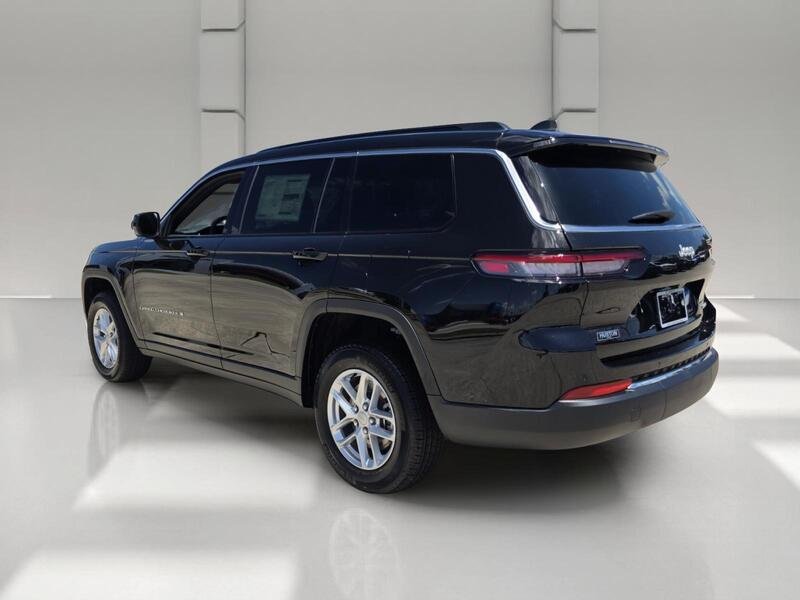 New 2026 Diamond Black Crystal Pearl-Coat Exterior Paint Jeep LAREDO 4X2 image 3