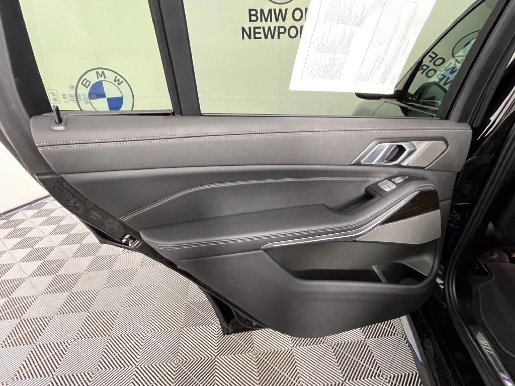 Used 2024 Black Sapphire Metallic BMW xDrive40i image 29