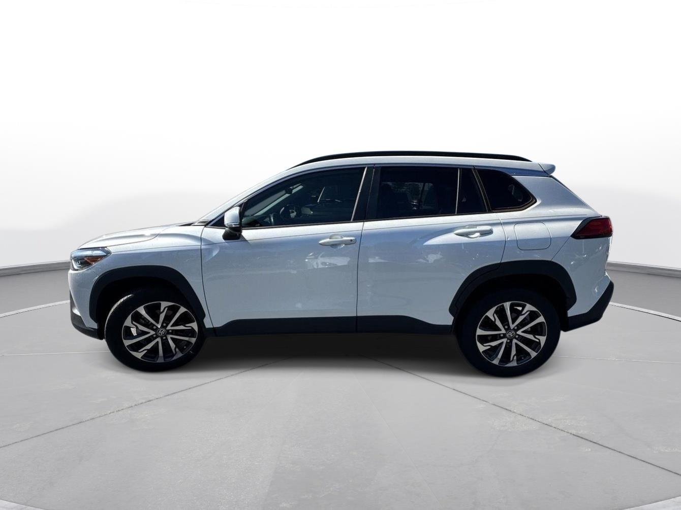 Used 2022 Wind Chill Pearl Toyota XLE image 9