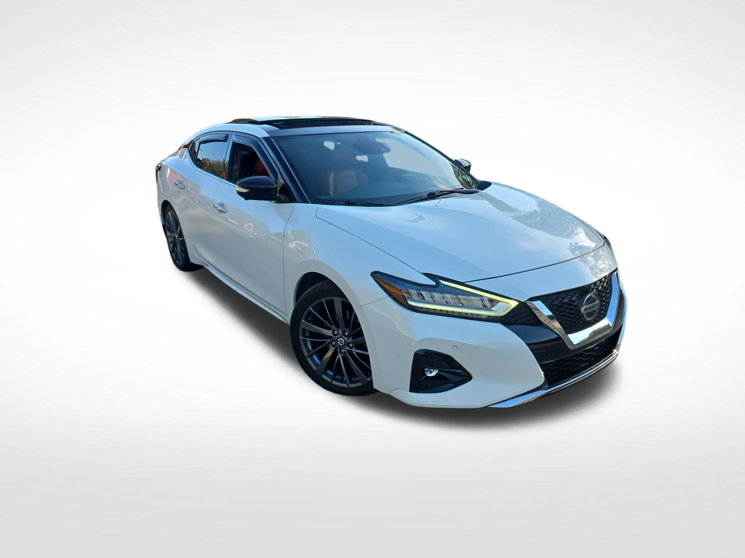 Used 2020 White Nissan Platinum image 3